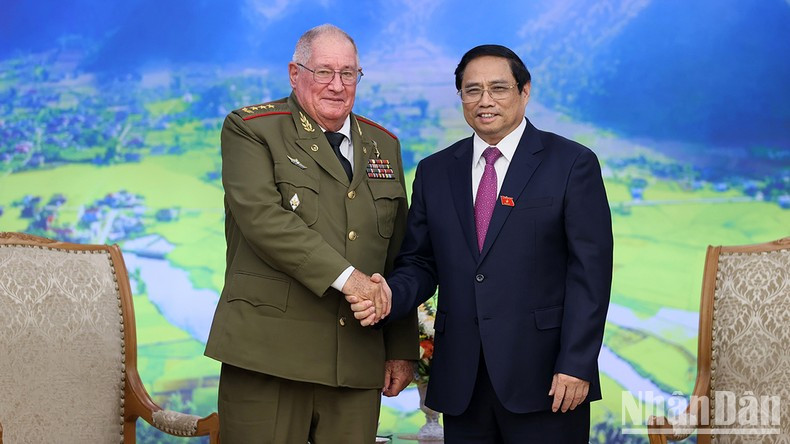 PM Pham Minh Chinh and Minister of the Revolutionary Armed Forces of Cuba Corps General Alvaro Lopez Miera at the meeting in Hanoi on June 22. (Photo: Tran Hai)