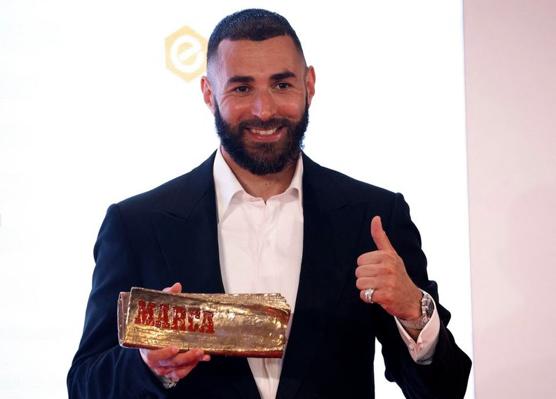 Real Madrid's Karim Benzema poses with the Marca Legend award. (Photo: REUTERS/Juan Medina)
