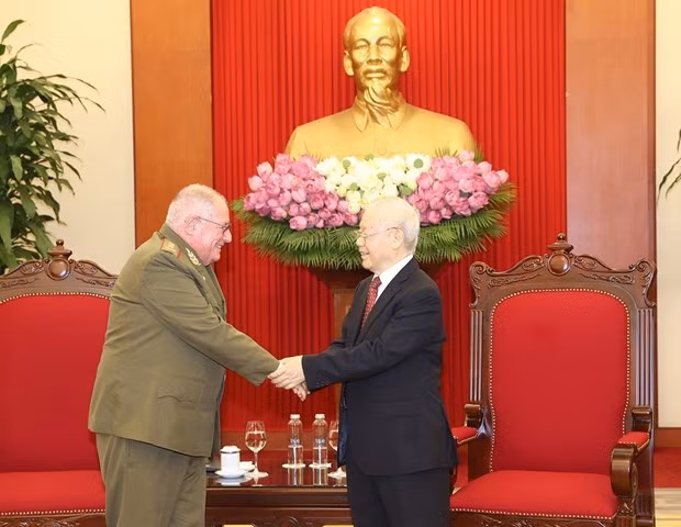 Party General Secretary Nguyen Phu Trong (R) receives Minister of the Revolutionary Armed Forces of Cuba Álvaro López Miera on June 22. (Photo: VNA)