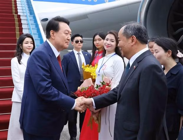RoK President Yoon Suk Yeol welcomed by Chairman of the President Office Le Khanh Hai (Photo: VNA)