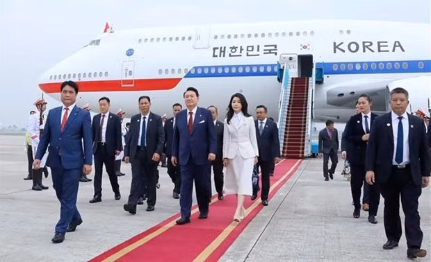 President of the Republic of Korea (RoK) Yoon Suk Yeol and his wife Kim Keon Hee arrive in Hanoi (Photo: VNA)