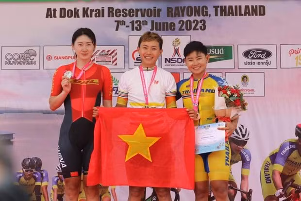 Cyclist Nguyen Thi That (centre) wins a gold medal at the 2023 Asian Road Cycling Championships in Thailand (Photo: thanhnien.vn)