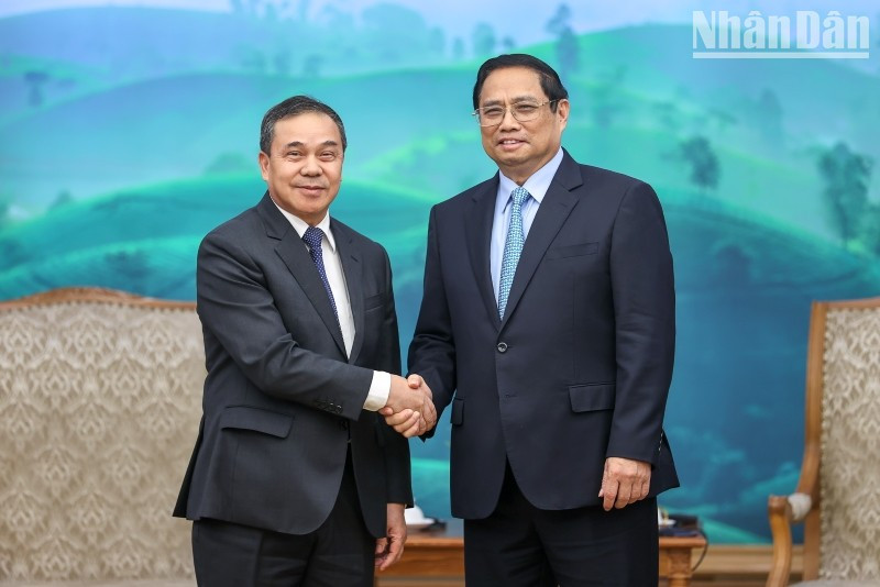 Prime Minister Pham Minh Chinh and Lao Ambassador to Vietnam Sengphet Houngboungnuang. (Photo: Tran Hai) 