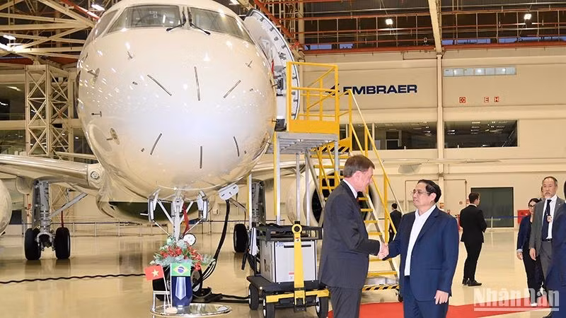 Prime Minister Pham Minh Chinh visits aerospace corporation Embraer.