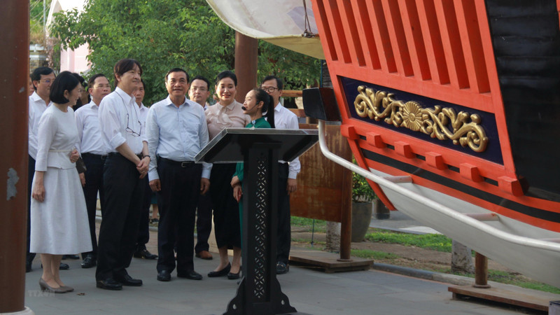 Japanese Crown Prince Akishino and Crown Princess Kiko visits a model of the Japanese red-seal ship in Hoi An. (Photo: VNA)