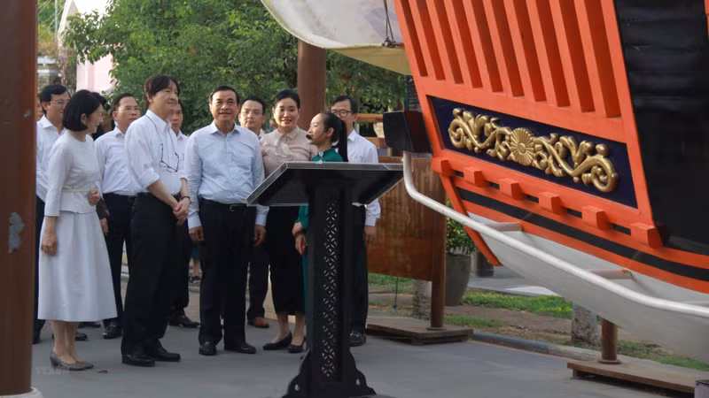 Japanese Crown Prince Akishino and Crown Princess Kiko visits a model of the Japanese red-seal ship in Hoi An. (Photo: VNA)