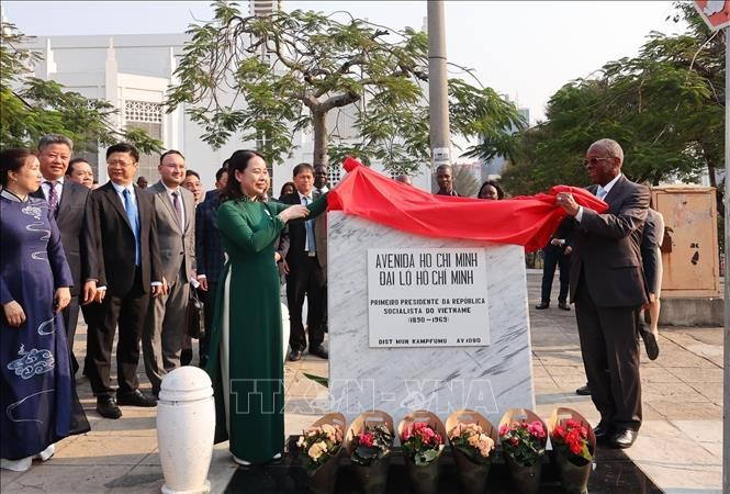 The unveiling of the Ho Chi Minh Avenue plaque name. (Photo: VNA)