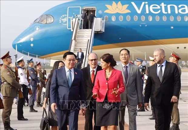 Vice President of the Bulgarian National Assembly Rositsa Kirova welcomes National Assembly Chairman Vuong Dinh Hue at Sofia International Airport. (Photo:VNA)