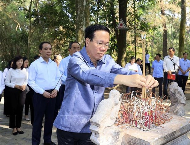 President Vo Van Thuong offers incense in commemoration of late President Ho Chi Minh at Na Nua tent within the Tan Trao special national relic site in the northern province of Tuyen Quang on September 24 (Photo: VNA)