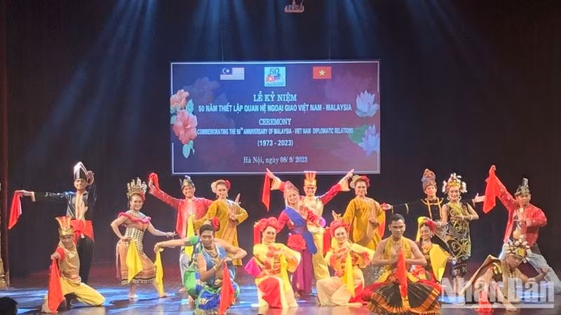A performance at the ceremony to mark Vietnam-Malaysia diplomatic ties.