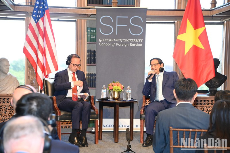 Prime Minister Pham Minh Chinh answers the questions of the audience at the event.