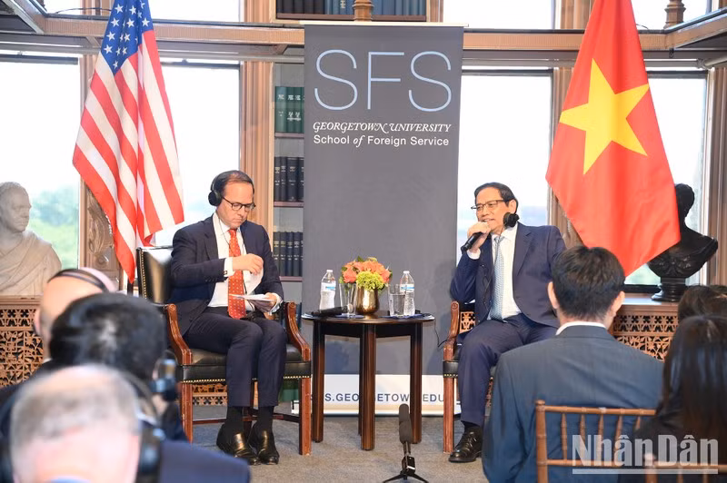 Prime Minister Pham Minh Chinh answers the questions of the audience at the event.