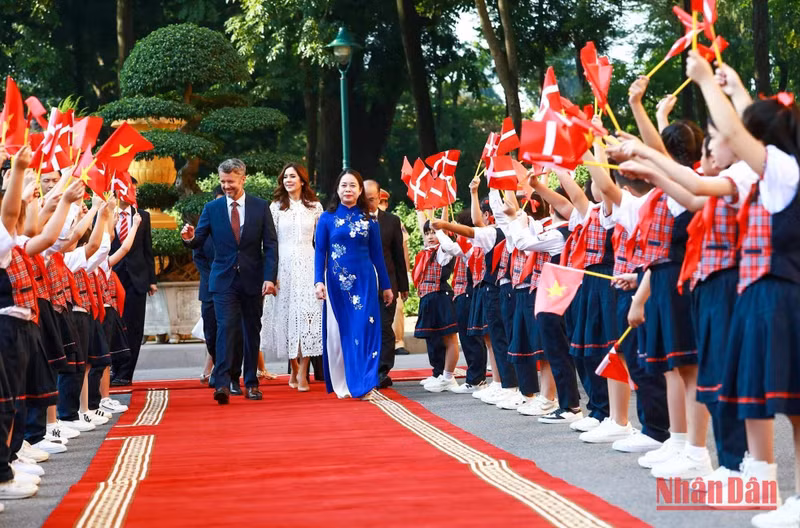 Earlier, Vice President Vo Thi Anh Xuan hosted a welcome ceremony for Danish Crown Prince Frederik and Crown Princess Mary. Earlier, Vice President Vo Thi Anh Xuan hosted a welcome ceremony for Danish Crown Prince Frederik and Crown Princess Mary.