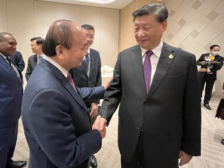 President Nguyen Xuan Phuc meets Chinese General Secretary and President Xi Jinping in Bangkok on November 18 (Photo: baoquocte.vn)