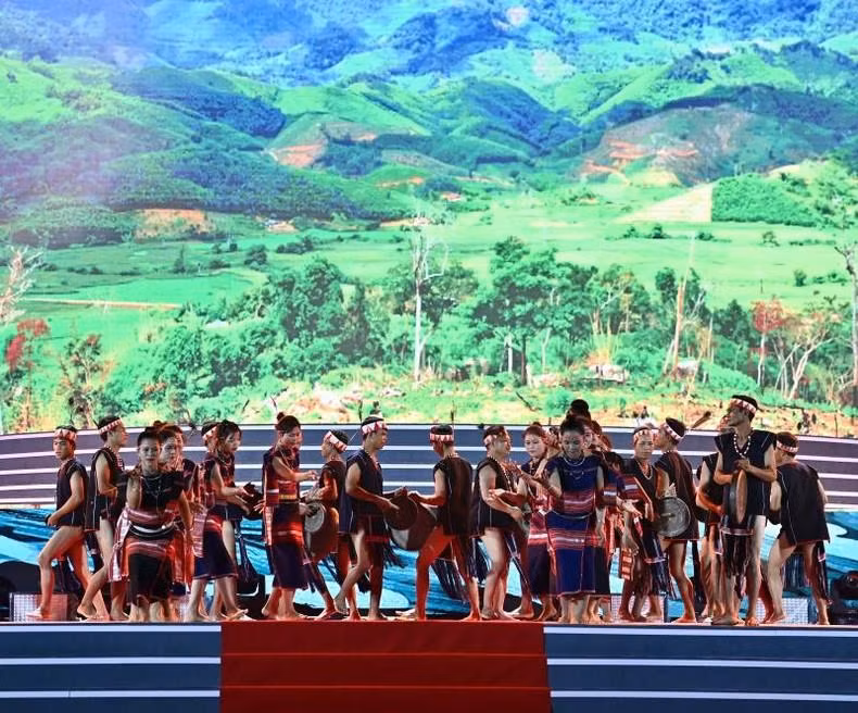 A performance of Central Highlands gongs.