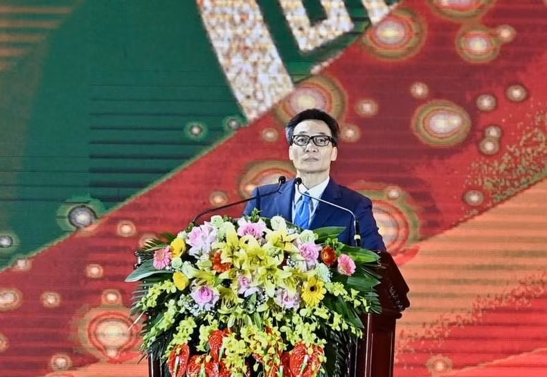 Deputy PM Vu Duc Dam speaks at the opening ceremony.