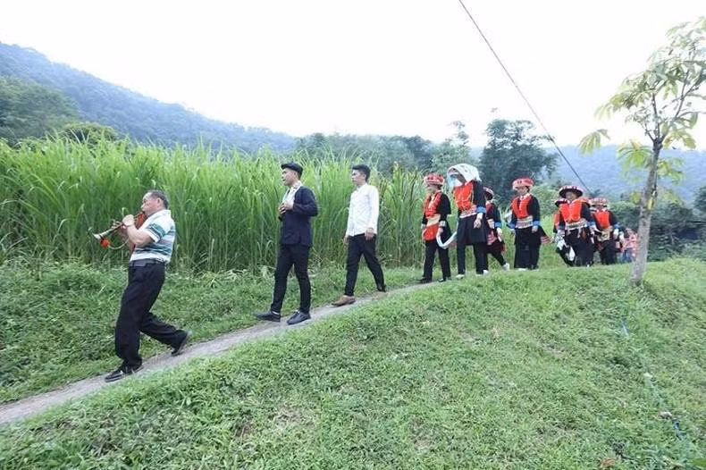 The distinctive pipe sounds in the wedding of the Dao people.