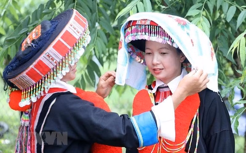 Lung Slang Village is inhabited entirely by Dao people, with distinctive wedding customs. The gown of the bride is embroidered by hand while the bridegroom wears an indigo attire and a beret. The wedding is celebrated with the sounds of Dao pipes.