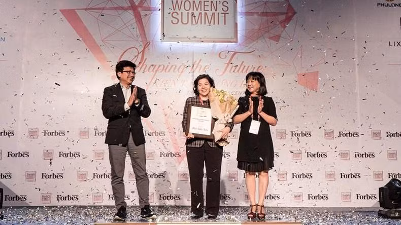 Vinamilk CEO Mai Kieu Lien receives the Forbes Vietnam Lifetime Achievement Award.