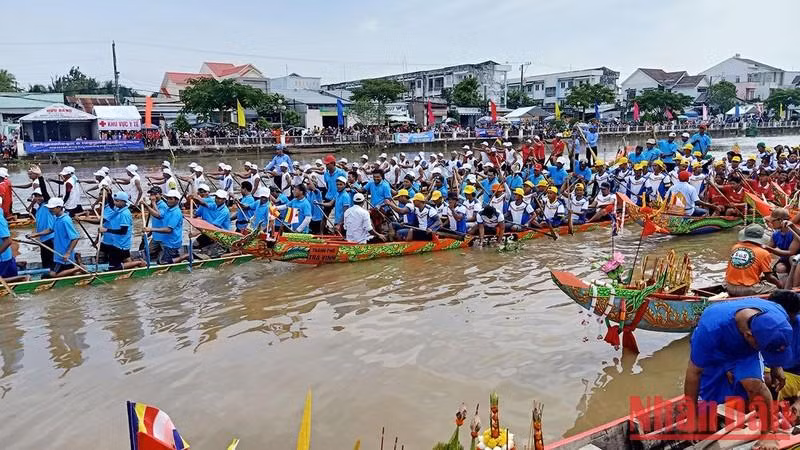 Boat race within Ok Om Bok Festival opens in Tra Vinh province