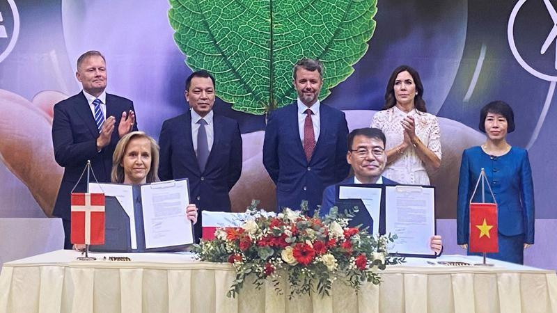 The signing ceremony between Doosan Vina and Ørsted.