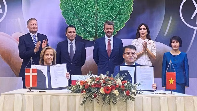 The signing ceremony between Doosan Vina and Ørsted.