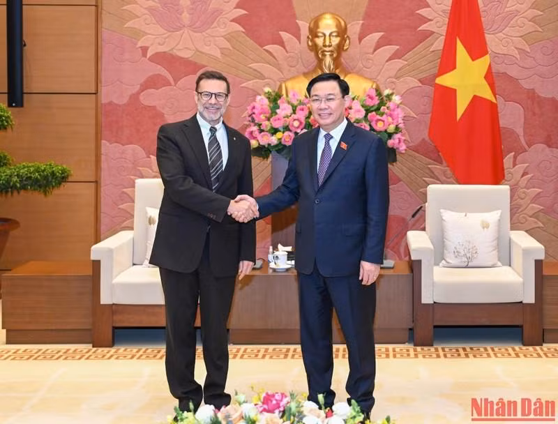 National Assembly Chairman Vuong Dinh Hue and Australian Ambassador Andrew Goledzinowski. (Photo: Duy Linh)