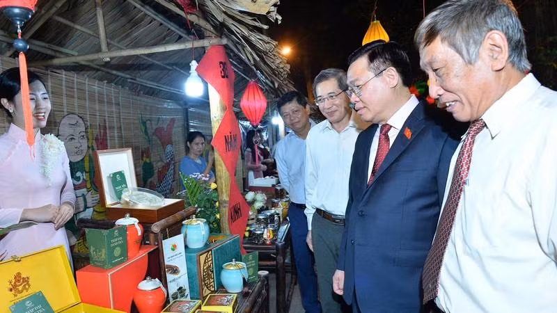 National Assembly Chairman Vuong Dinh Hue visits a display booth at the festival. 