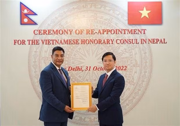 Vietnamese Ambassador to Nepal Nguyen Thanh Hai handed over the decision to appoint Honorary Consul of Vietnam in Nepal to Rajesh Kazi Shrestha. (Photo: VNA)
