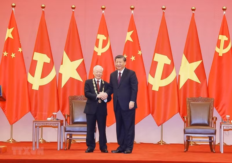 General Secretary Nguyen Phu Trong receives the Friendship Order of the People's Republic of China presented by General Secretary and President Xi Jinping. (Photo: VNA)