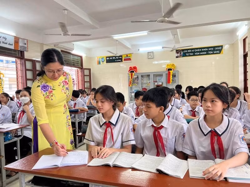 President Nguyen Xuan Phuc extends his best wishes to teachers nationwide.