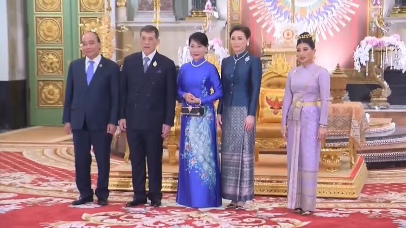 President Nguyen Xuan Phuc and his spouse pay a courtesy call to Thai King Maha Vajiralongkorn and Queen Suthida.
