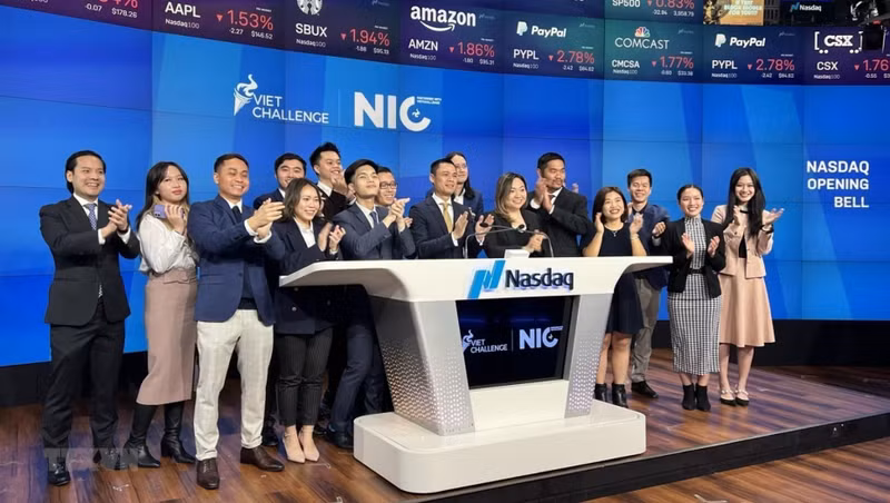 At the bell ringing ceremony (Photo: VNA)