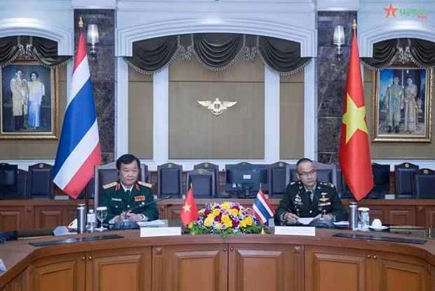 Deputy Defence Minister Sen. Lt. Gen. Hoang Xuan Chien (L) and Permanent Secretary of the Thai Defence Ministry General Sanitchanok Sangkachan at the dialogue (Photo: VNA)
