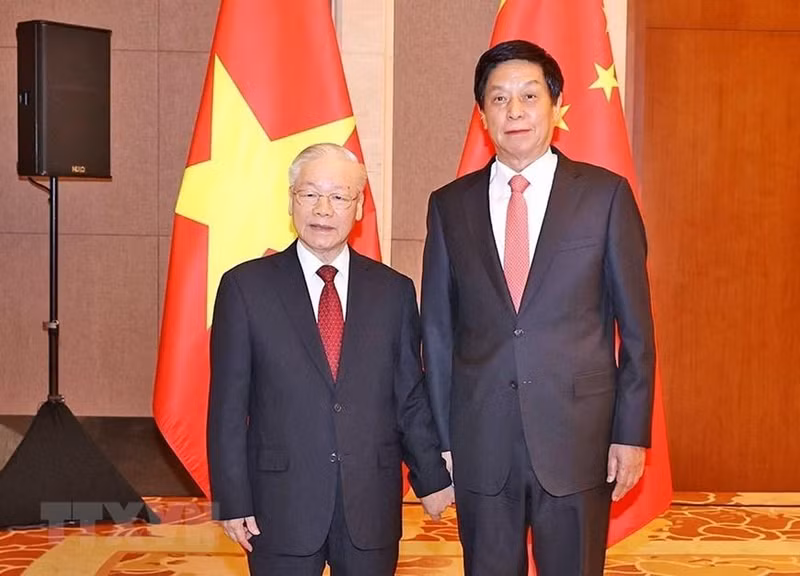General Secretary Nguyen Phu Trong and Chairman of the Standing Committee of the National People's Congress of China Li Zhanshu. (Photo: VNA) 