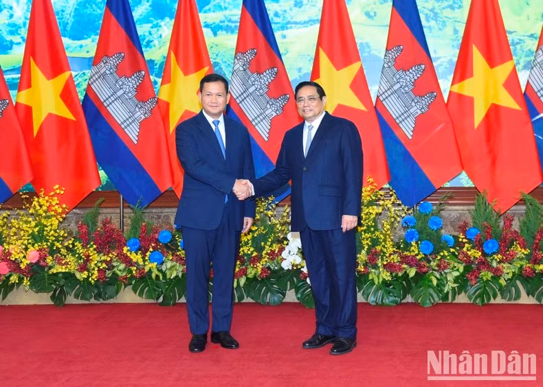 Prime Minister Pham Minh Chinh and his Cambodian counterpart Hun Manet.