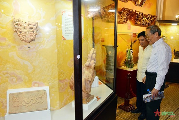 Visitors at the exhibition (Photo: qdnd.vn)