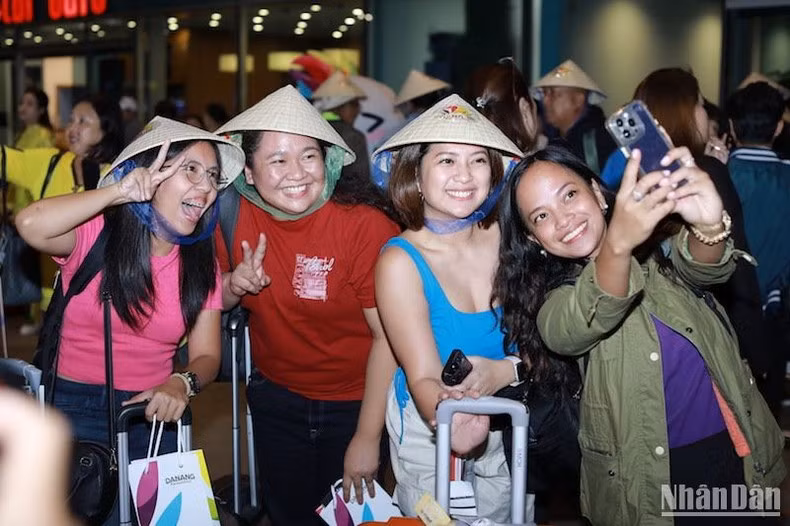 Philippine visitors at Da Nang International Airport. (Photo: NDO)
