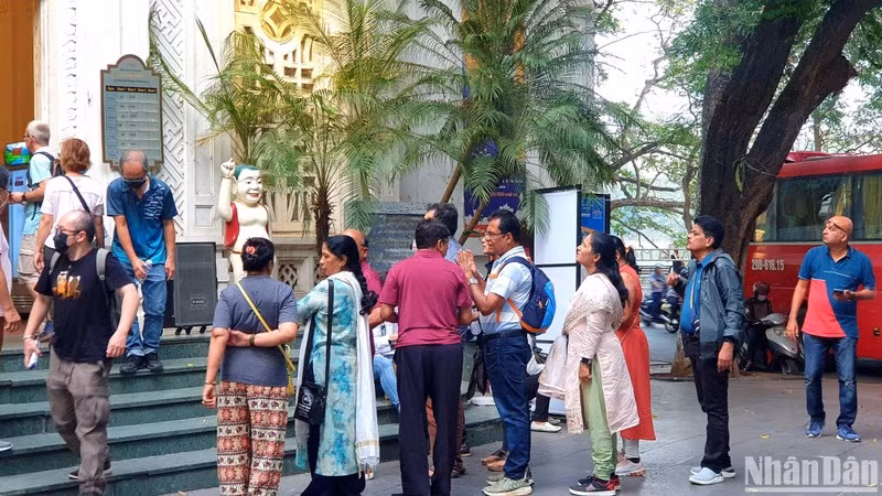 Indian tourists at the Bong Sen Water Puppetry Centre in Hanoi. (Photo: Trang Linh)