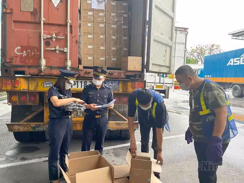 Bac Ninh customs officials inspect goods before exporting. (Photo: Bao Bac Ninh)
