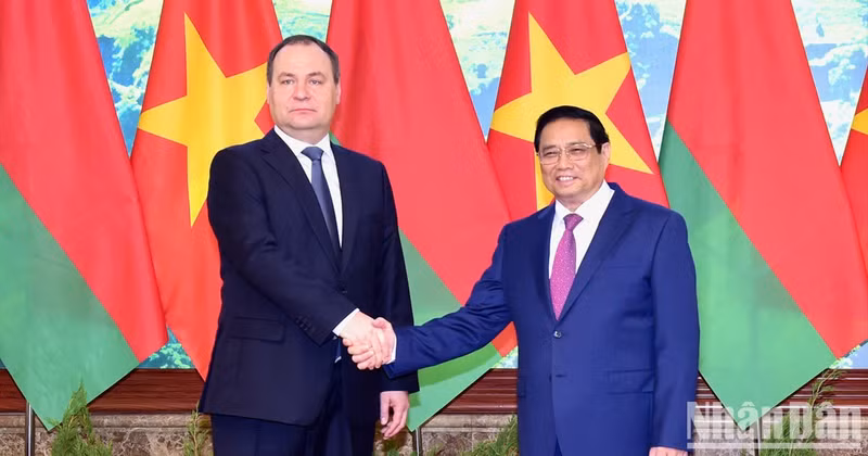 Prime Minister Pham Minh Chinh and his Belarusian counterpart Roman Golovchenko.
