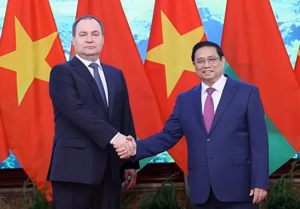 Vietnamese Prime Minister Pham Minh Chinh on December 8 morning hosts a welcome ceremony for his Belarusian counterpart Roman Golovchenko. (Photo: VNA)