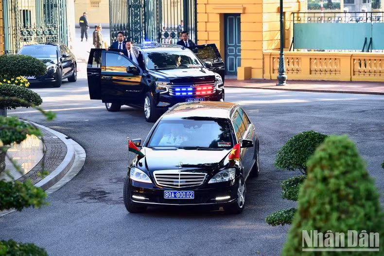 The motorcade carrying Belarusian Prime Minister Roman Golovchenko to the Presidential Palace.