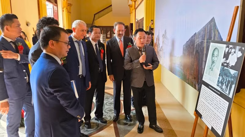Delegates visit a photo exhibition on Vietnam-Italy diplomatic relations. (Photo: NDO)