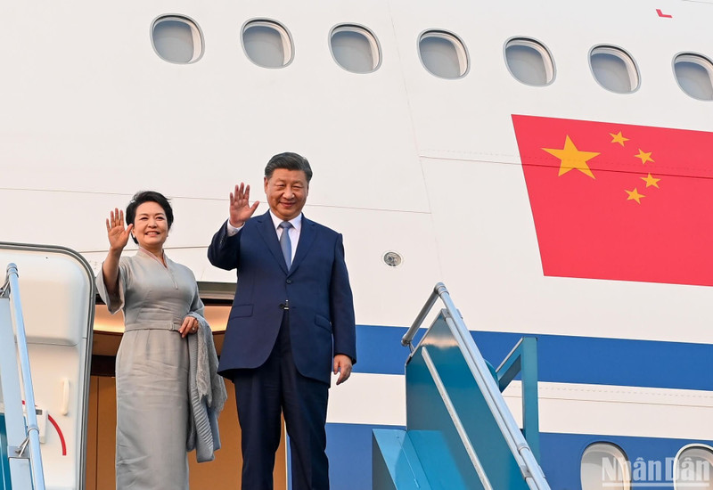 General Secretary of the Communist Party of China (CPC) Central Committee and President of the People's Republic of China Xi Jinping and his spouse leave Hanoi on December 13 afternoon, concluding their two-day state visit to Vietnam. (Photo: NDO/Duy Linh)