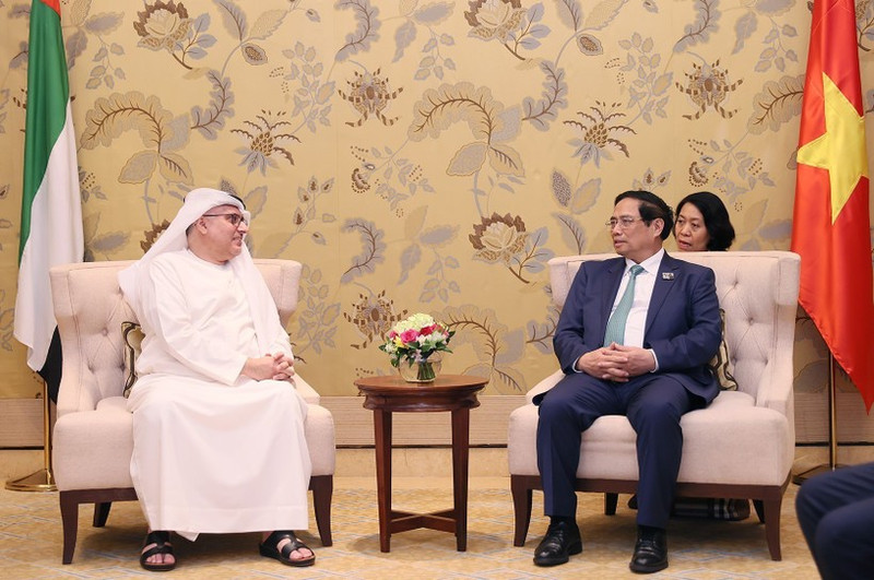 PM Pham Minh Chinh and UAE Minister of Human Resources and Emiratisation Abdulrahman Abdulmannan Al-Awar. (Photo: VNA)