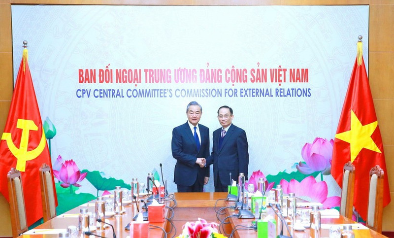At the meeting between Secretary of the Communist Party of Vietnam (CPV) Central Committee and head of its Commission for External Relations Le Hoai Trung and Politburo member, Director of the Communist Party of China Central Committee’s Foreign Affairs Commission Office and Minister of Foreign Affairs Wang Yi. (Photo: VNA)