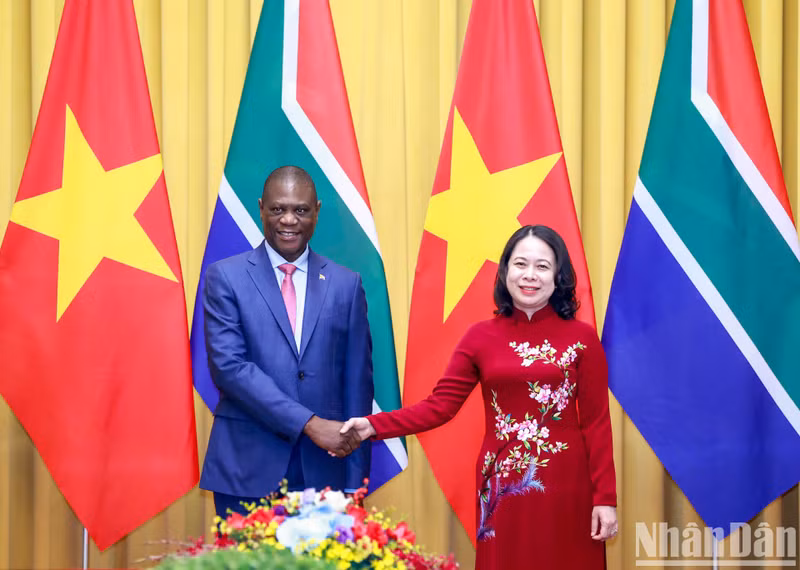 Vice President Vo Thi Anh Xuan and South African Vice President Paul Mashatile hold talks.