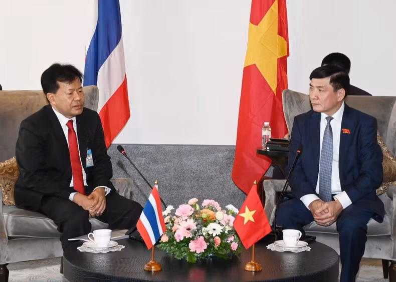 Secretary General of the Vietnamese National Assembly Bui Van Cuong (R) and Acting Secretary General of the Thai House of Representatives Arpath Sukhanunh. (Photo: NDO)