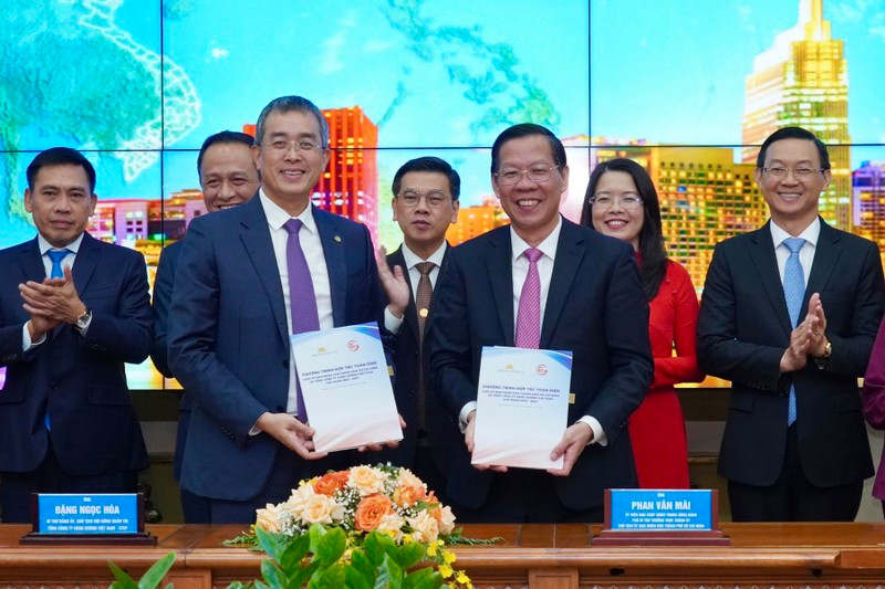 The signing ceremony between Ho Chi Minh City and Vietnam Airlines.